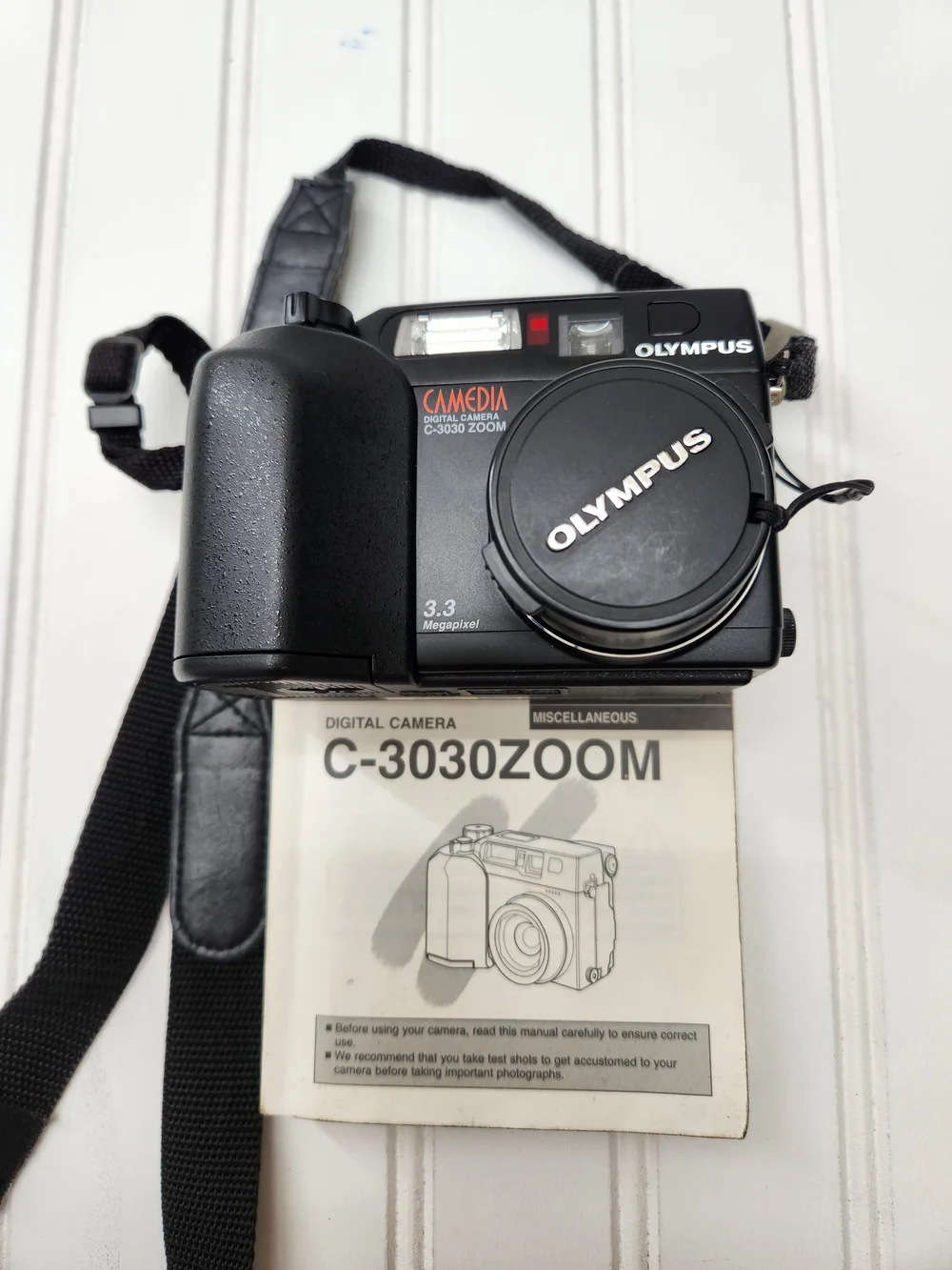 Vintage Olympus Camedia C-3030 Zoom 3.3MP Digital Camera with Manual & Strap​